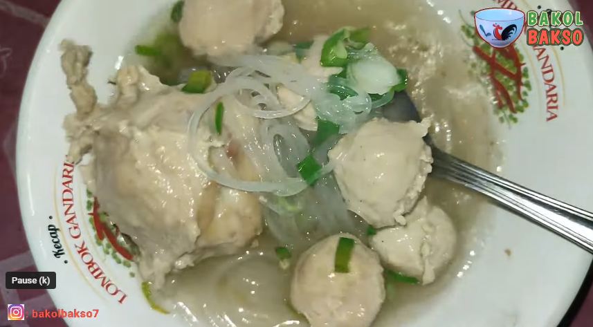 Tanpa lemak dan tulang sapi, ini cara bikin kuah bakso yang bening, harum, dan gurih