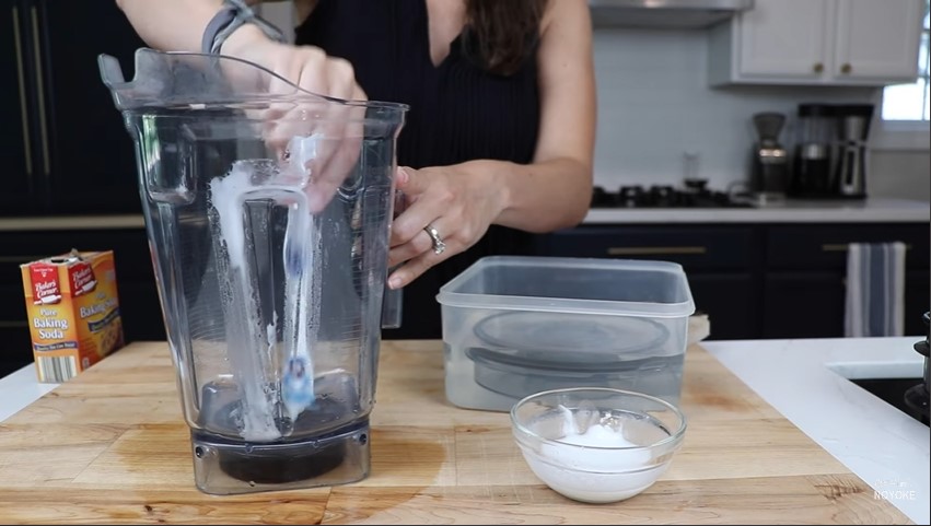 Cara mudah cuci gelas blender kusam tanpa nyala mesin agar berkilau lagi, cuma pakai 2 bahan dapur