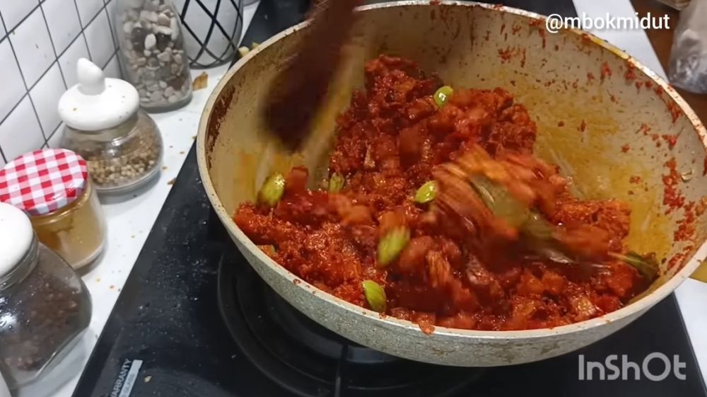 Trik masak sambal goreng kentang agar tak basi sampai 3 hari di suhu ruang, dijamin antigagal
