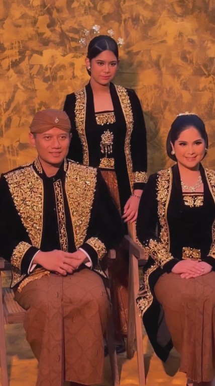 Annisa Pohan jalani pemotretan keluarga © Instagram