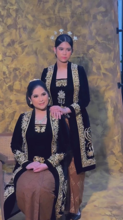 Annisa Pohan jalani pemotretan keluarga © Instagram