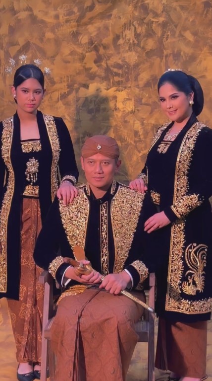 Annisa Pohan jalani pemotretan keluarga © Instagram