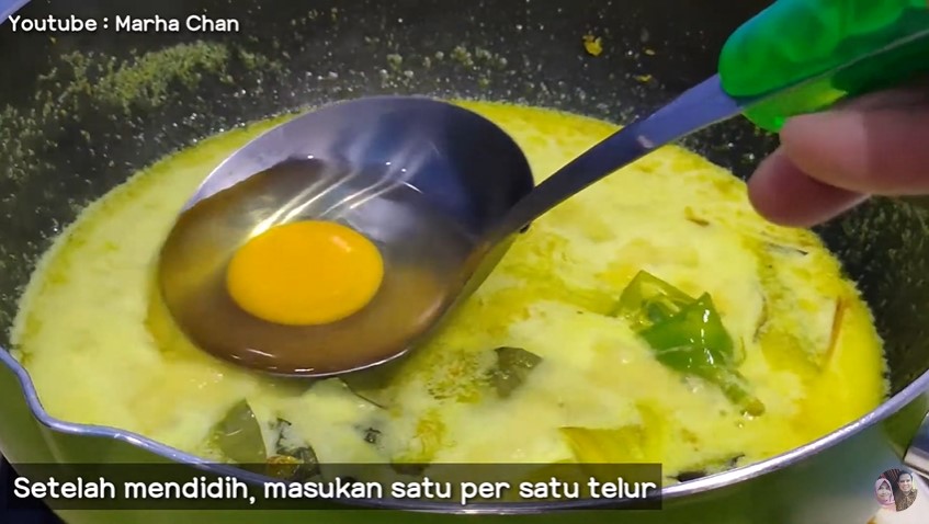 Tanpa direbus dulu, ini trik masak telur untuk opor yang praktis, cepat matang, dan tak ambyar