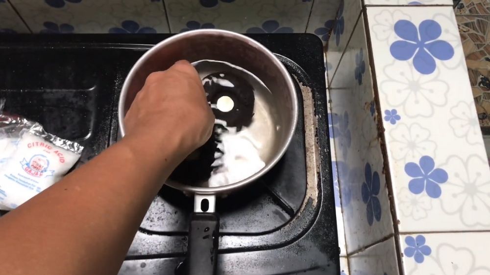 Tak perlu direndam, ini cara cepat bersihkan kerak di burner kompor gas dalam sekali gosok