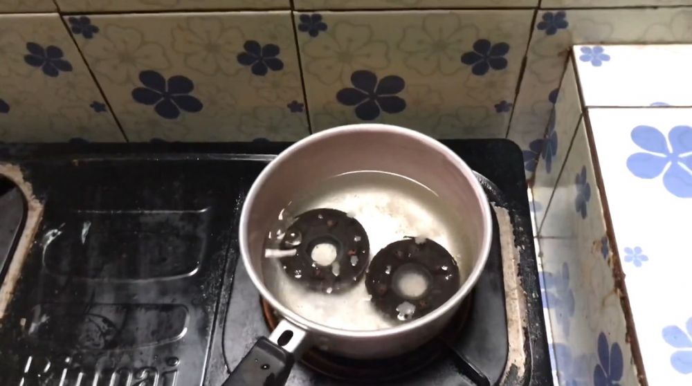 Tak perlu direndam, ini cara cepat bersihkan kerak di burner kompor gas dalam sekali gosok