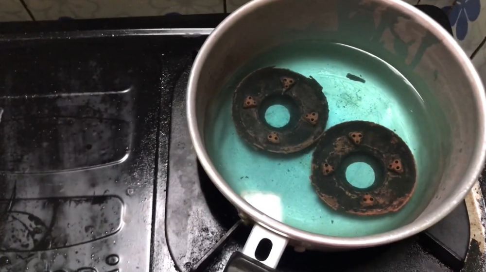 Tak perlu direndam, ini cara cepat bersihkan kerak di burner kompor gas dalam sekali gosok