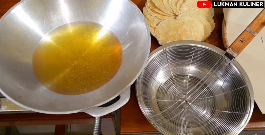 Tanpa tambahan mentega, ini trik menggoreng emping agar gurih, renyah, dan permukaan tak bergelombang