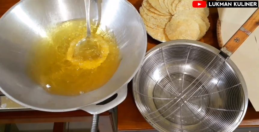Tanpa tambahan mentega, ini trik menggoreng emping agar gurih, renyah, dan permukaan tak bergelombang