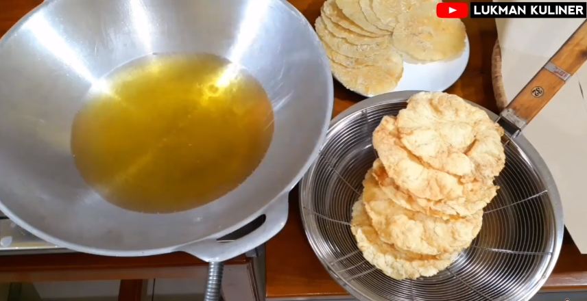 Tanpa tambahan mentega, ini trik menggoreng emping agar gurih, renyah, dan permukaan tak bergelombang