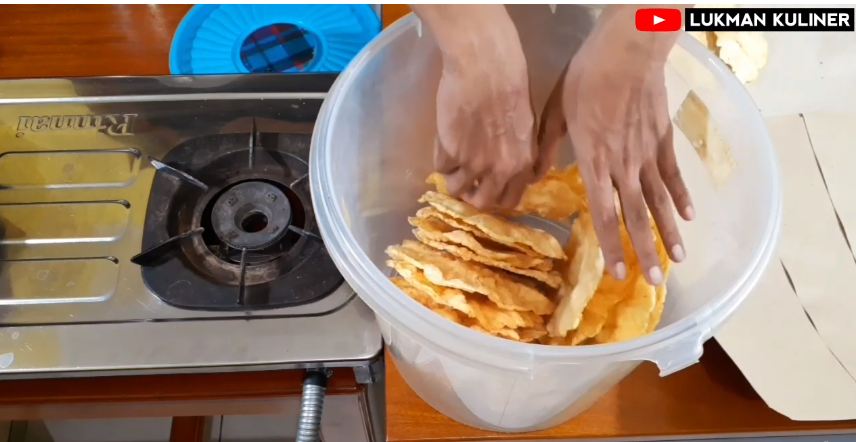 Tanpa tambahan mentega, ini trik menggoreng emping agar gurih, renyah, dan permukaan tak bergelombang