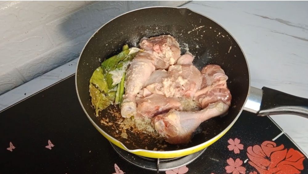 Trik masak opor ayam putih agar dagingnya tidak amis walau tanpa direbus