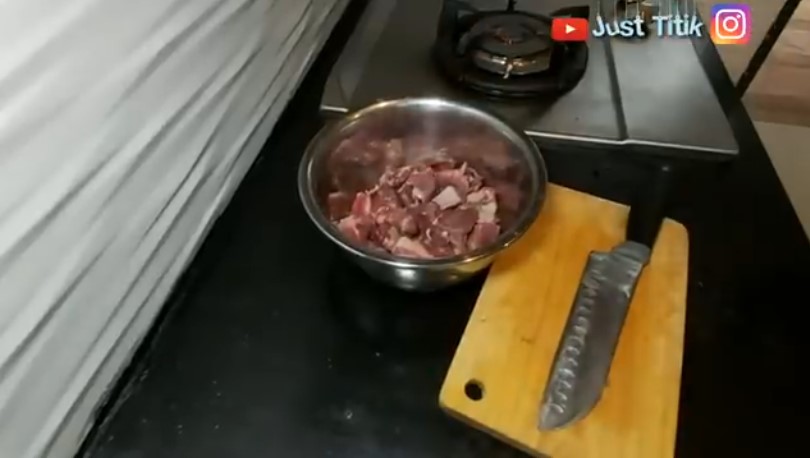 Tanpa presto atau direbus dulu, ini trik mengolah semur daging biar empuk tapi tak boros gas