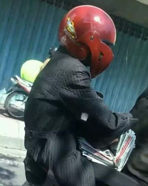 Potret kocak helm pengendara motor Berbagai sumber Potret kocak helm pengendara motor Berbagai sumber