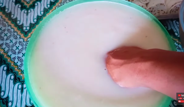 Tanpa perlu dijemur, ini trik menggoreng keripik tempe tapioka agar mengembang, renyah, dan antialot