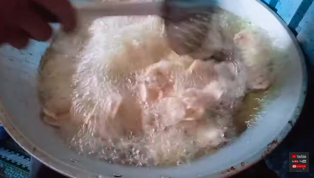 Tanpa perlu dijemur, ini trik menggoreng keripik tempe tapioka agar mengembang, renyah, dan antialot