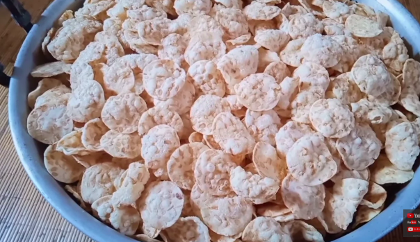 Tanpa perlu dijemur, ini trik menggoreng keripik tempe tapioka agar mengembang, renyah, dan antialot