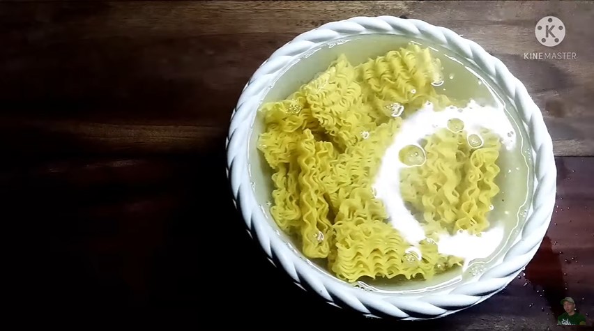 Tanpa ditambah minyak, ini trik masak mi kuning untuk bakso biar tidak lengket dan menggumpal
