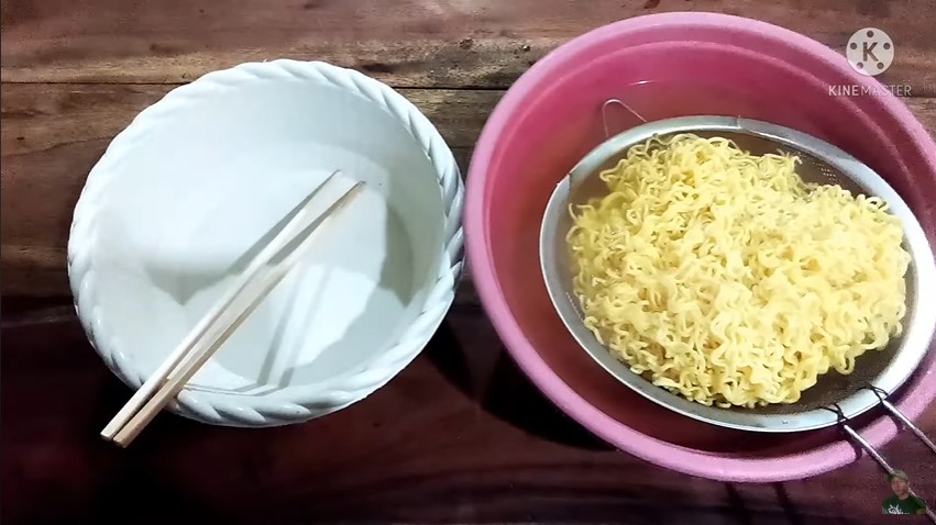 Tanpa ditambah minyak, ini trik masak mi kuning untuk bakso biar tidak lengket dan menggumpal