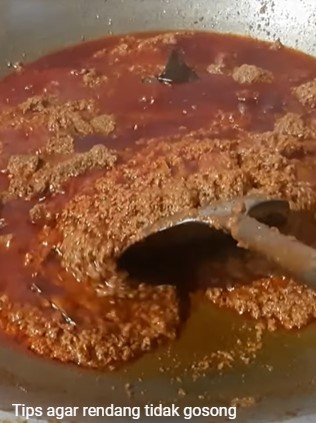 Trik mengaduk rendang ini bikin nggak gosong dan lengket di wajan saat memasak, daging pun tak hancur
