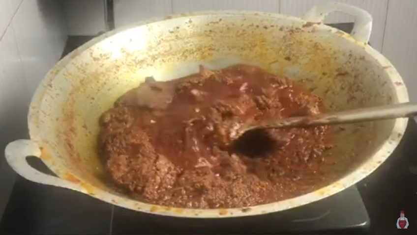 Trik mengaduk rendang ini bikin nggak gosong dan lengket di wajan saat memasak, daging pun tak hancur