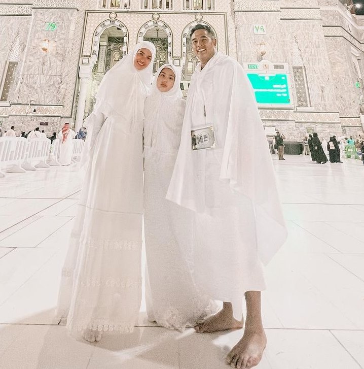 11 Gaya Mikhayla anak Nia Ramadhani ini makin stylish, potretnya berhijab saat umrah bikin terpana