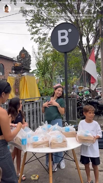 momen jennifer bachdim bagi-bagi takjil buka puasa © berbagai sumber