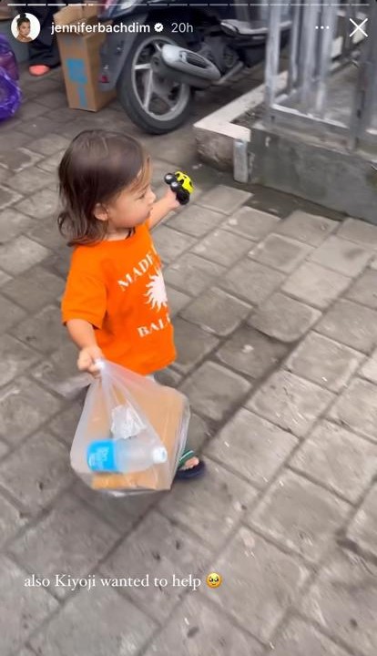 momen jennifer bachdim bagi-bagi takjil buka puasa © berbagai sumber