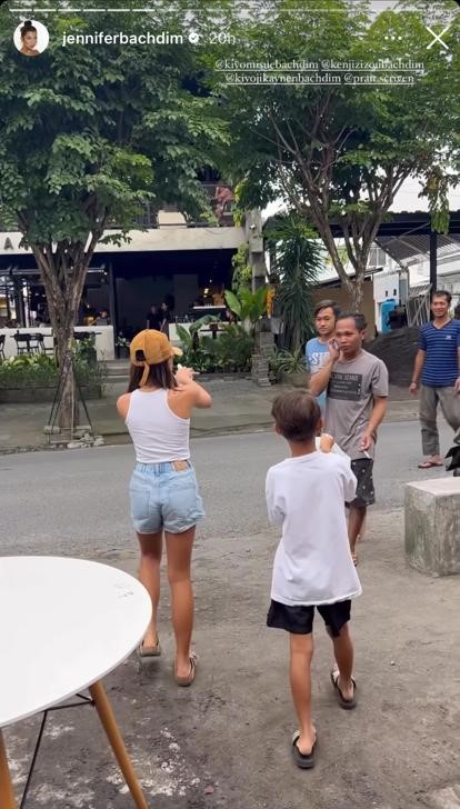 momen jennifer bachdim bagi-bagi takjil buka puasa © berbagai sumber