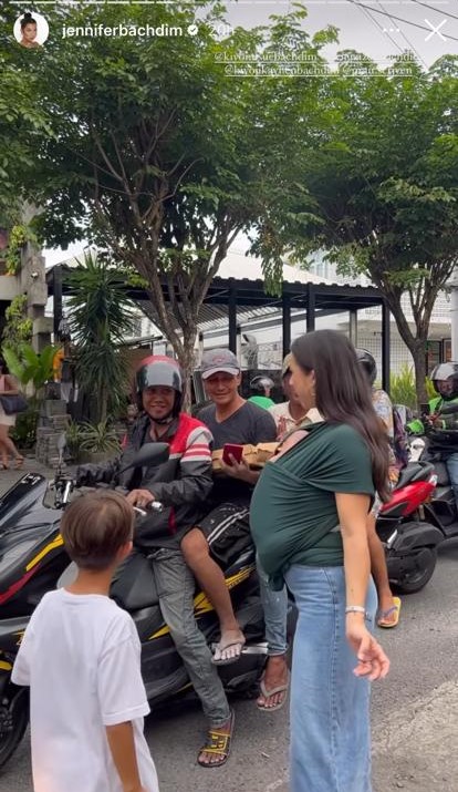 momen jennifer bachdim bagi-bagi takjil buka puasa © berbagai sumber