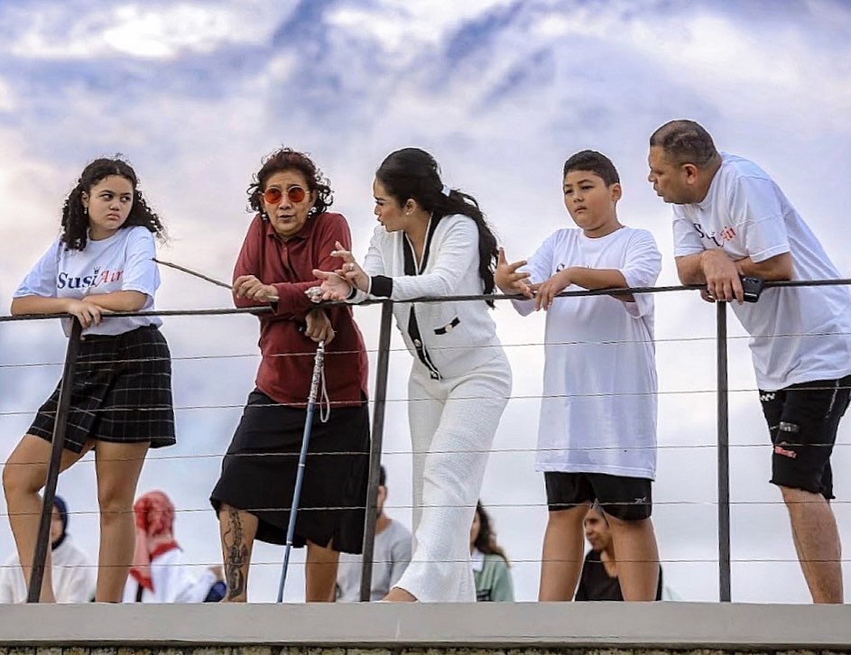 Krisdayanti ngabuburit di Pangandaran bareng keluarga © 2023 brilio.net