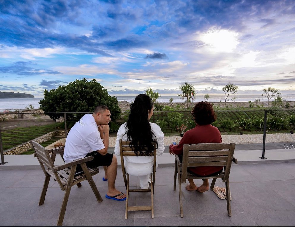 Krisdayanti ngabuburit di Pangandaran bareng keluarga © 2023 brilio.net