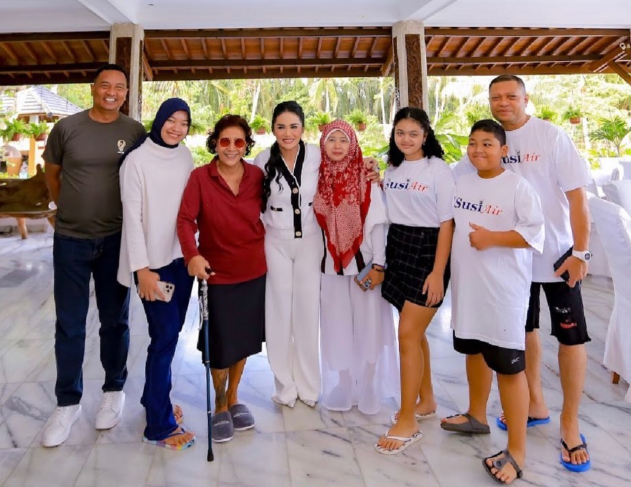 Krisdayanti ngabuburit di Pangandaran bareng keluarga © 2023 brilio.net