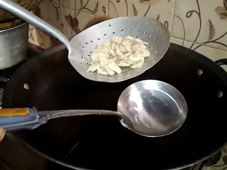 Trik menggoreng kerupuk putih keriting tanpa dijemur, renyah dan mengembang sempurna