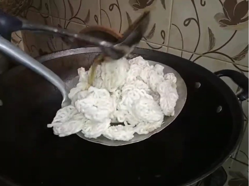 Trik menggoreng kerupuk putih keriting tanpa dijemur, renyah dan mengembang sempurna