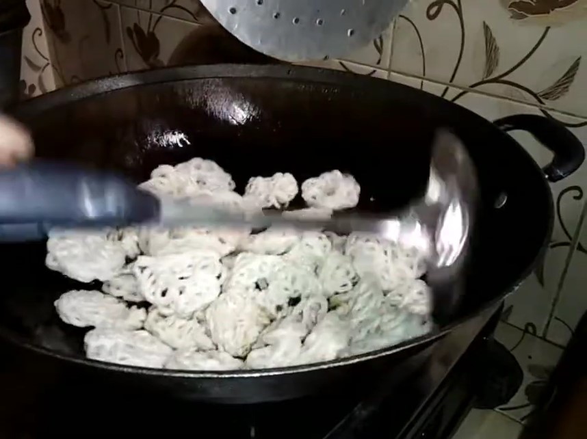 Trik menggoreng kerupuk putih keriting tanpa dijemur, renyah dan mengembang sempurna