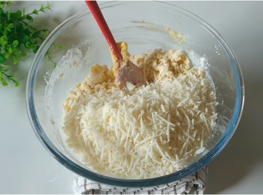 Cara bikin kue kastengel pakai 3 bahan tanpa oven, cetakan, dan mixer, hasil tetap cantik dan gurih