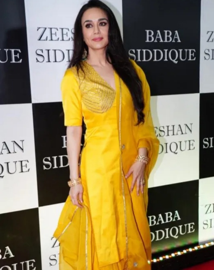 7 Penampilan Preity Zinta hadiri acara buka puasa bersama, wajah tirusnya bikin pangling