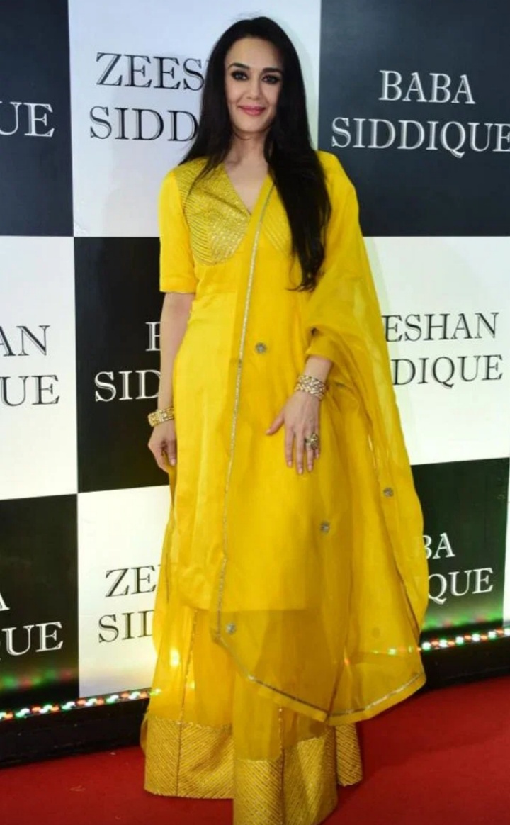 7 Penampilan Preity Zinta hadiri acara buka puasa bersama, wajah tirusnya bikin pangling
