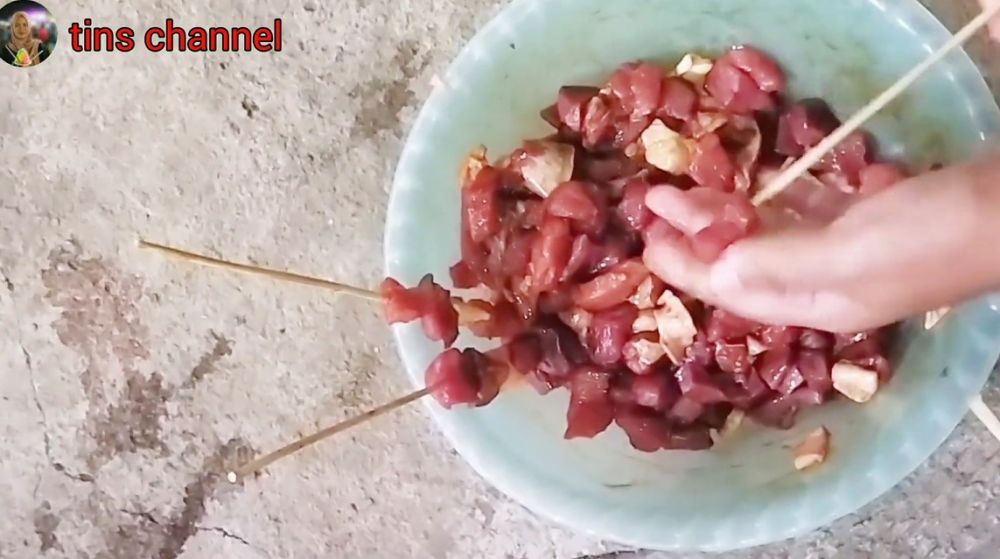Tanpa direbus dan marinasi, ini cara cepat mengempukkan daging sate cukup pakai satu bahan