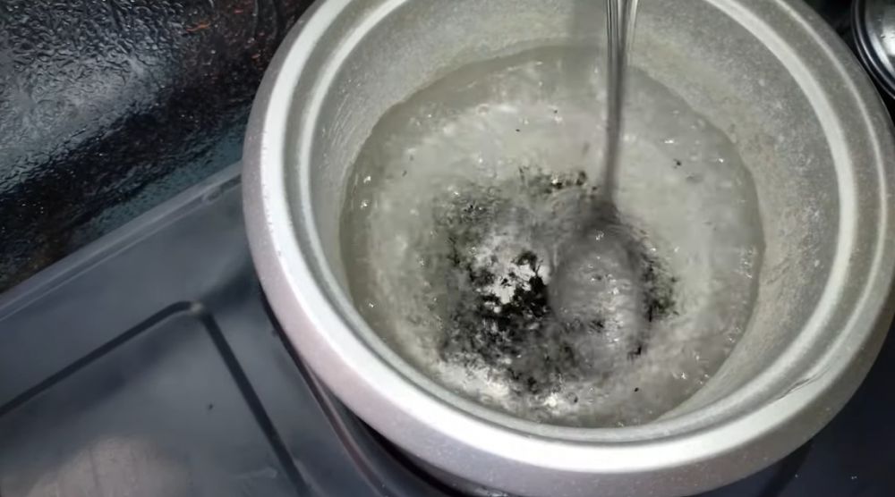 Cuma pakai satu bahan dapur, begini trik bersihkan kerak nasi gosong di panci rice cooker