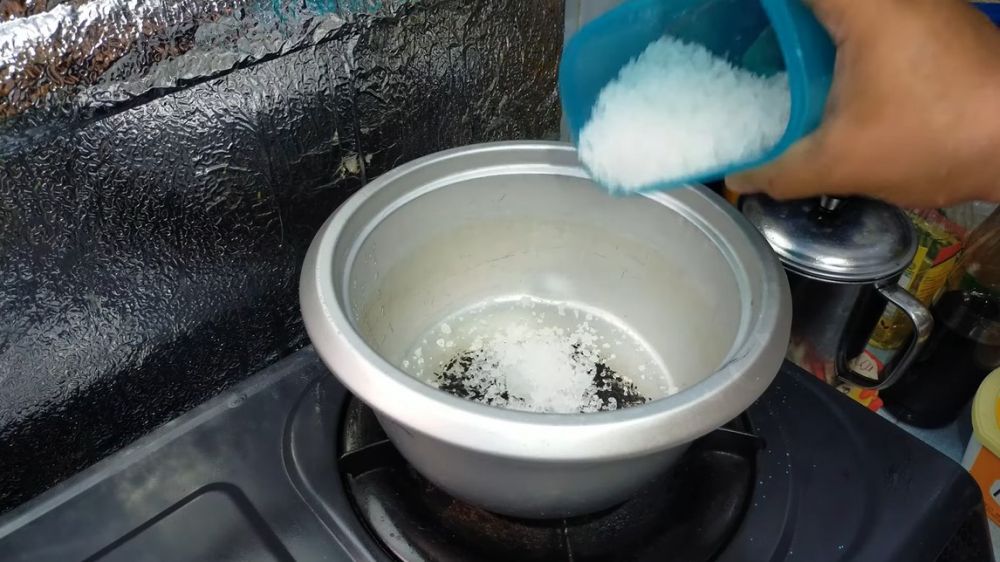 Cuma pakai satu bahan dapur, begini trik bersihkan kerak nasi gosong di panci rice cooker