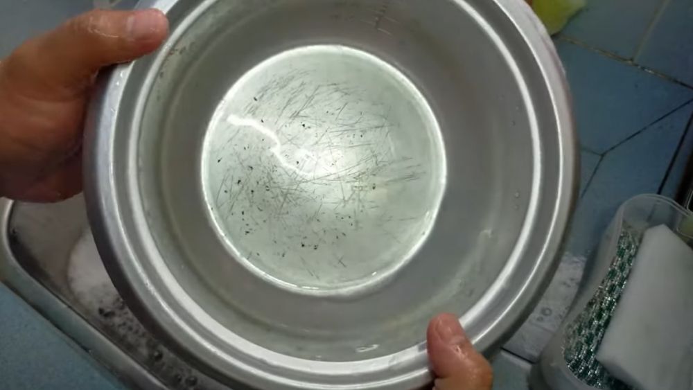 Cuma pakai satu bahan dapur, begini trik bersihkan kerak nasi gosong di panci rice cooker