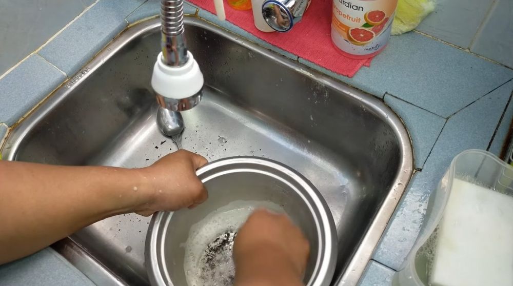 Cuma pakai satu bahan dapur, begini trik bersihkan kerak nasi gosong di panci rice cooker