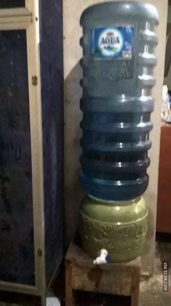 Potret kocak cara isi ulang galon Berbagai sumber Potret kocak cara isi ulang galon Berbagai sumber