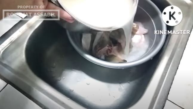 Makan tak perlu mual, ini cara ampuh basmi bau amis pada ikan laut cuma pakai sisa bahan dapur