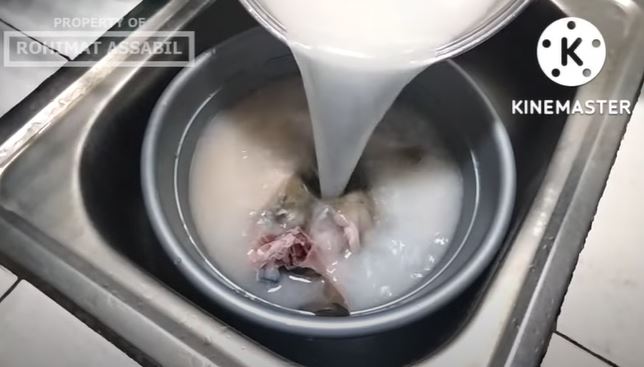 Makan tak perlu mual, ini cara ampuh basmi bau amis pada ikan laut cuma pakai sisa bahan dapur