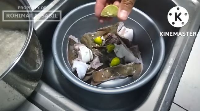 Makan tak perlu mual, ini cara ampuh basmi bau amis pada ikan laut cuma pakai sisa bahan dapur
