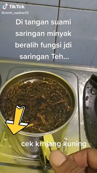 Aksi pria tunjukkan fungsi lain saringan minyak ini bikin melogo sekaligus kagum, kreatif abis