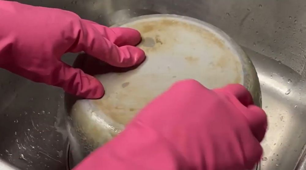 Cara menghilangkan noda gosong di pantat panci rice cooker, ampuh pakai dua bahan dapur