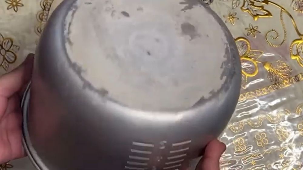 Cara menghilangkan noda gosong di pantat panci rice cooker, ampuh pakai dua bahan dapur